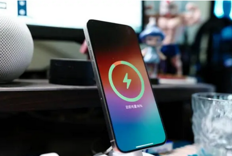 鹿邑苹果15换屏服务分享用什么充电器给iPhone15充电更好 